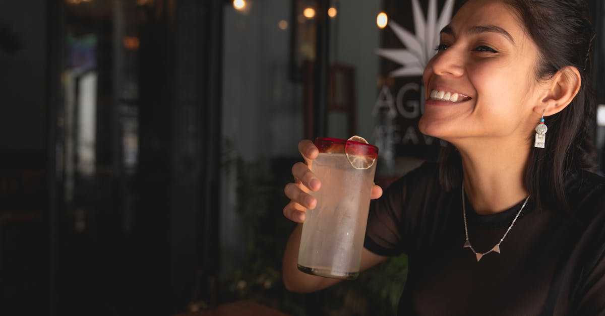 お酒と健康的なおつまみを楽しむ様子