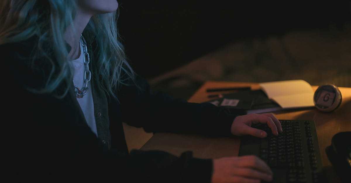 夜遅くまで働く記者