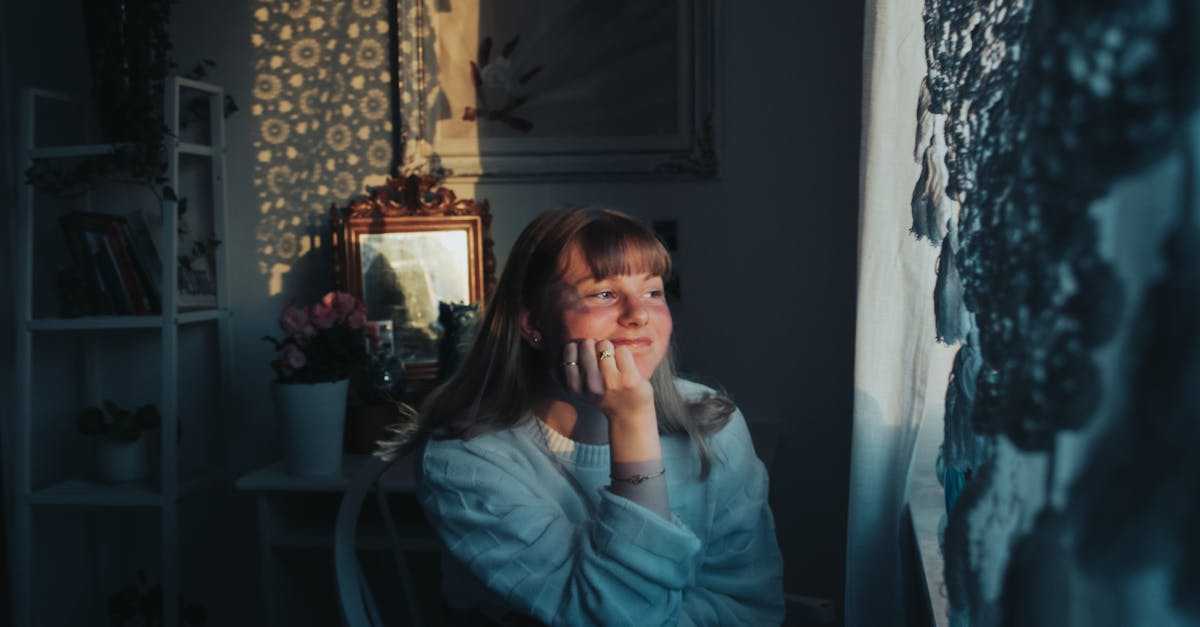 窓辺で空を見つめる人のイメージ