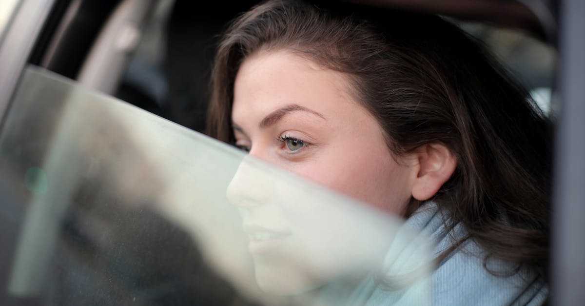 都会の窓辺で孤独を感じる人のイメージ