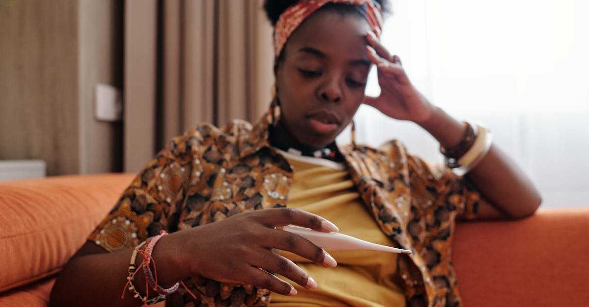 不安を感じながら医療レポートを見つめる様子