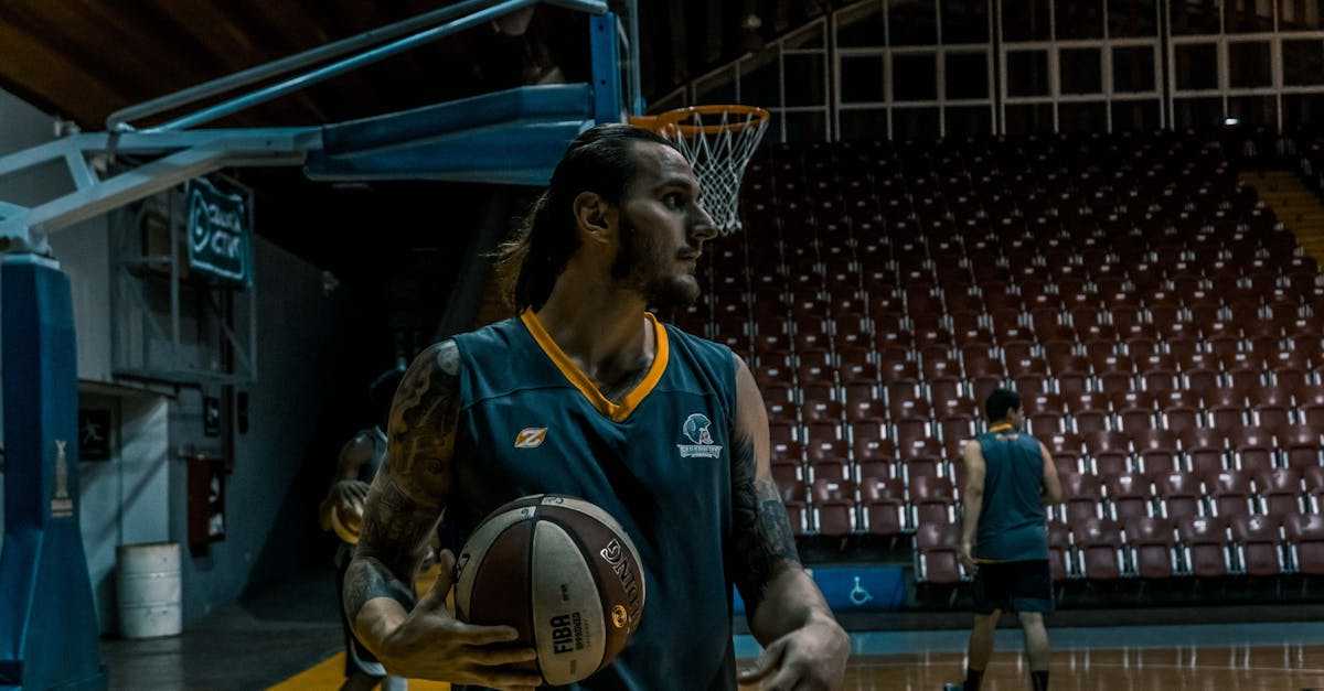 戦略を話し合う仲間たち