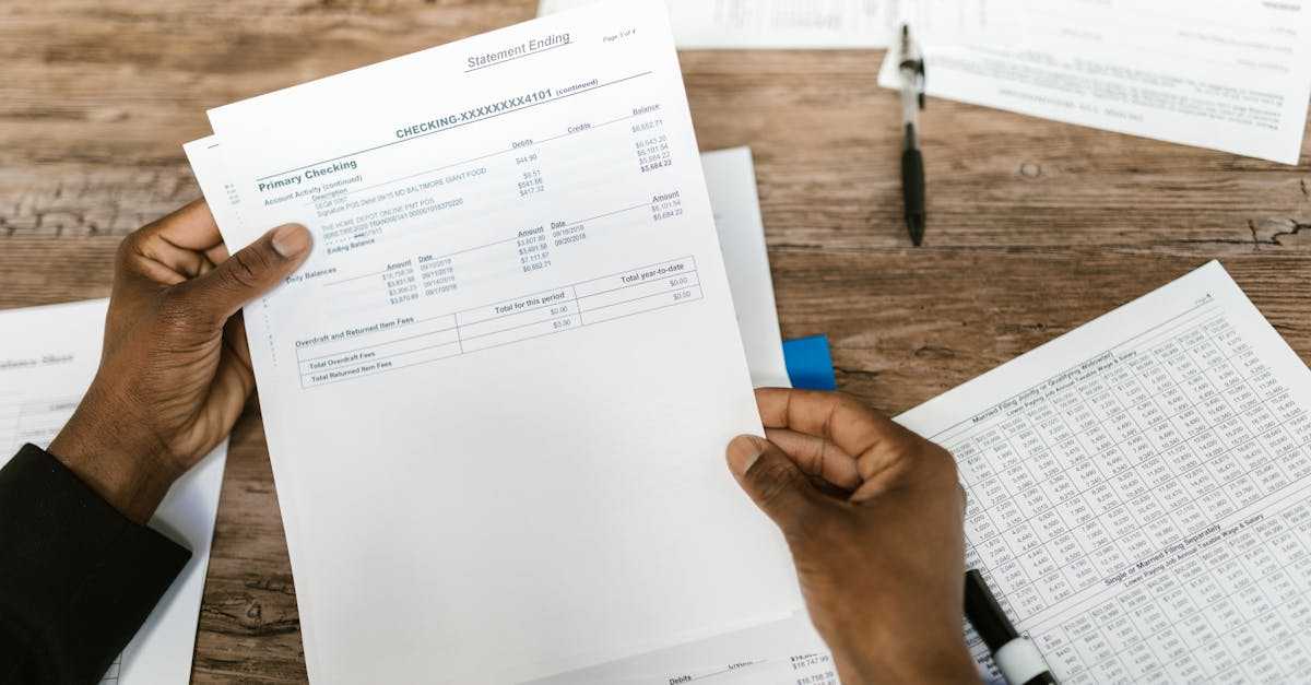 活動報告を確認する人のイメージ