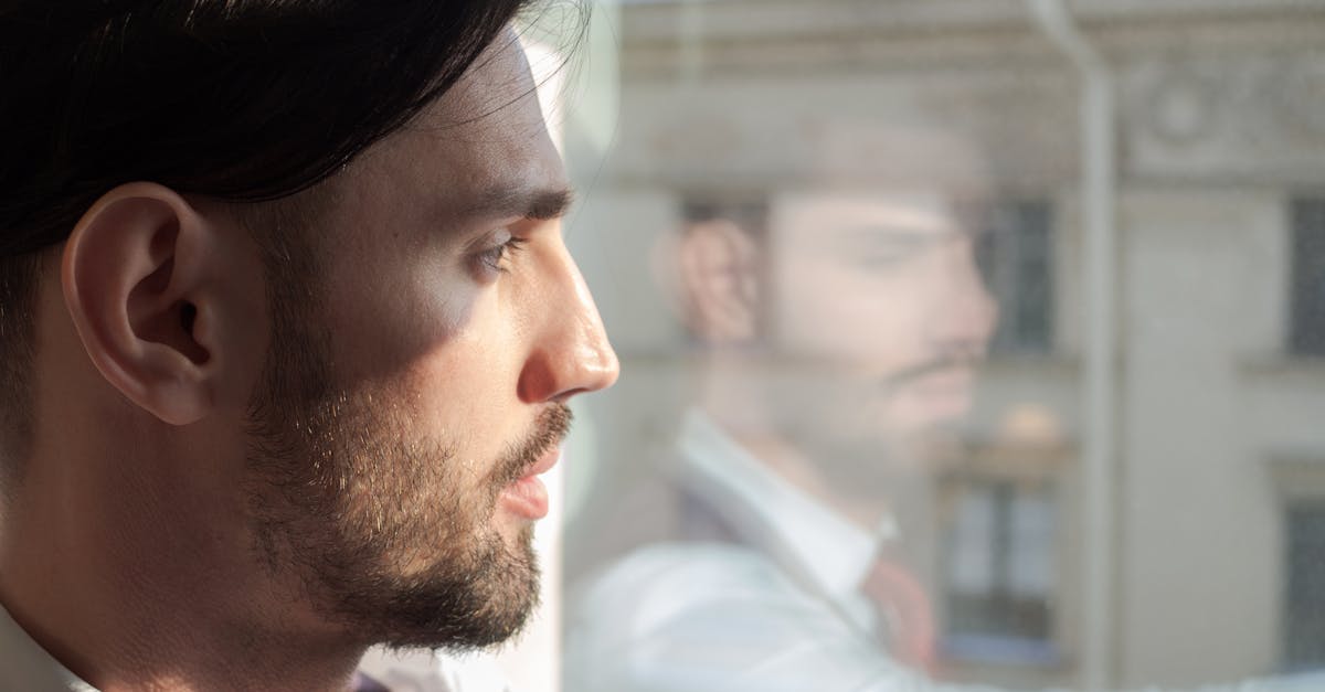 未来のキャリアパスを慎重に見極めるビジネスパーソン