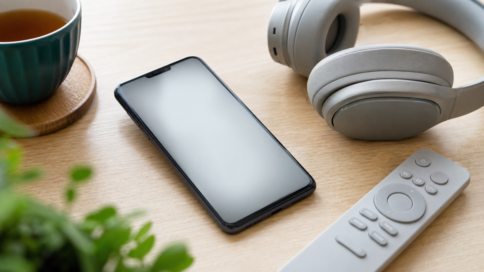 レバウェルCMの曲をスマホとヘッドホンで確認するイメージ