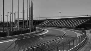 インディ5002026の放送と佐藤琢磨の視聴ガイドを示すサーキット風景