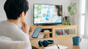 レバウェルCMの曲をスマホで確認するイメージ