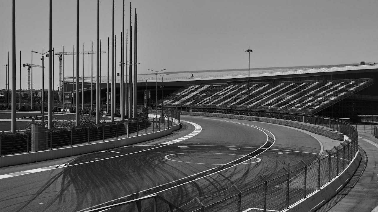 インディ5002026の放送と佐藤琢磨の視聴ガイドを示すサーキット風景