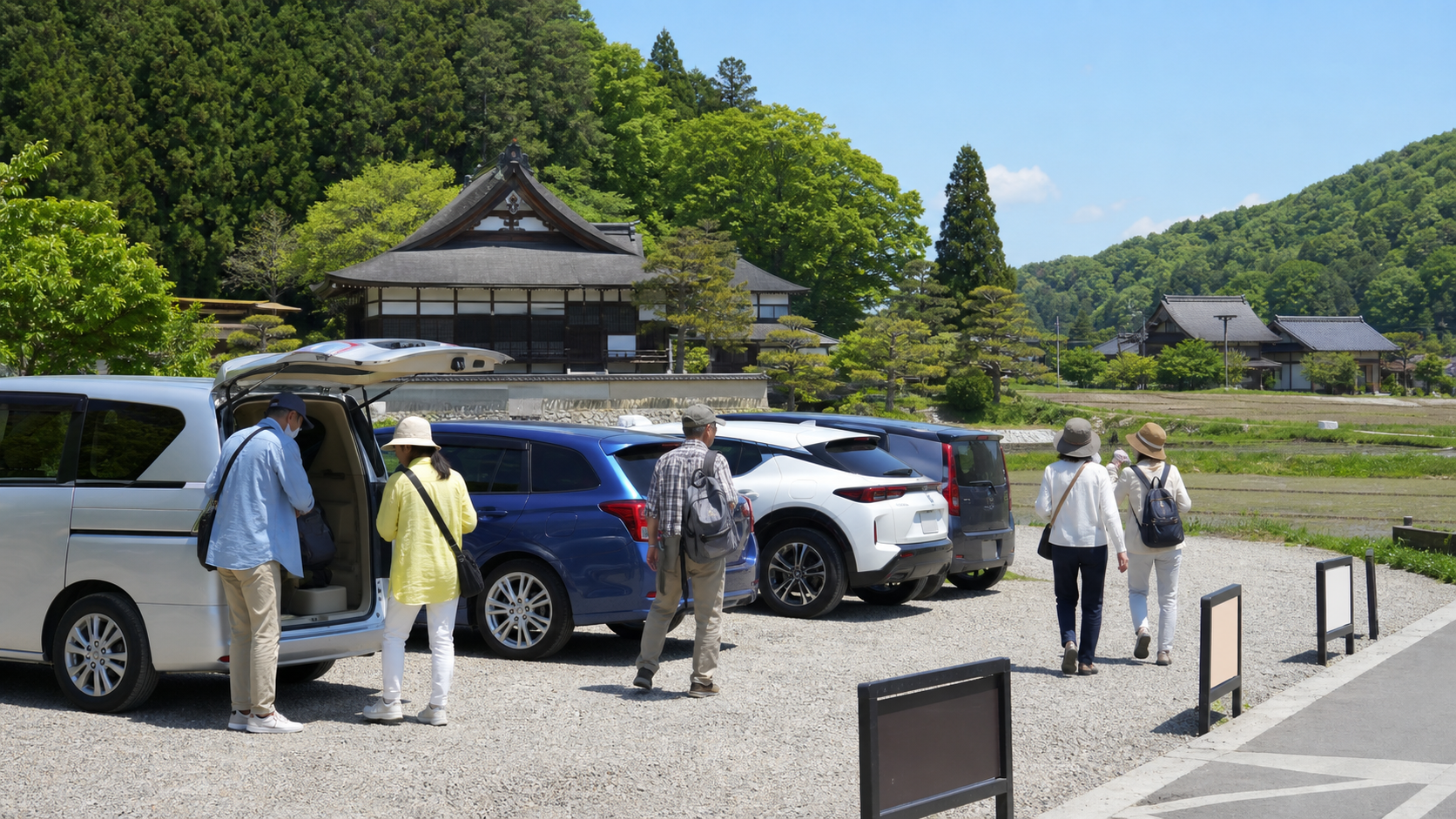 春の藤原まつり2026の駐車場を確認する観光客のイメージ