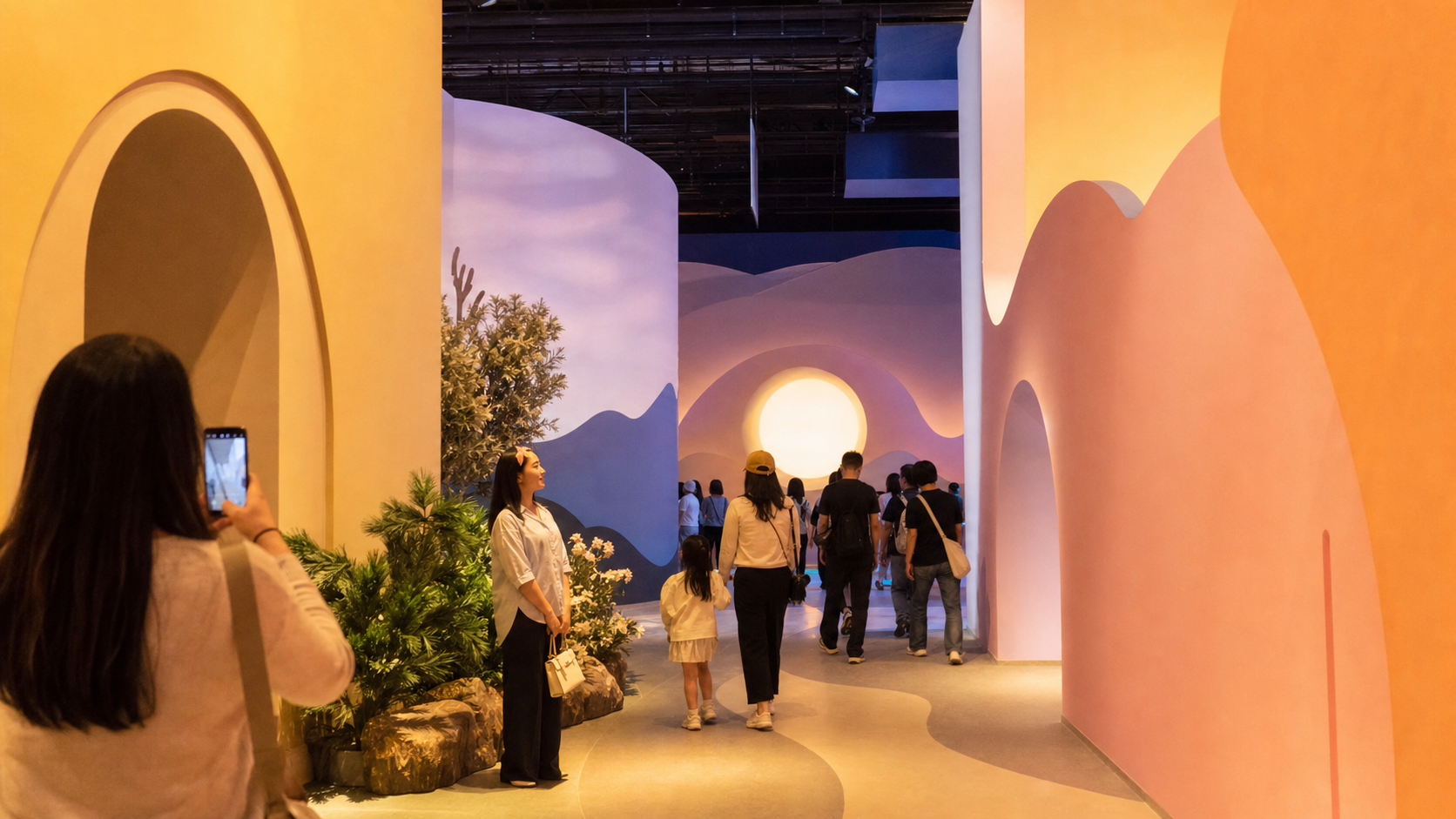 ピクサーの世界展の会場を楽しむ来場者イメージ