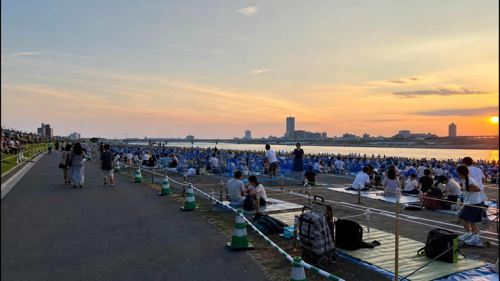 足立の花火2026の有料席と無料エリアを確認する河川敷の様子