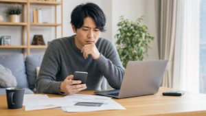 サブスク解約できない時に電話がつながらず困っている人のイメージ