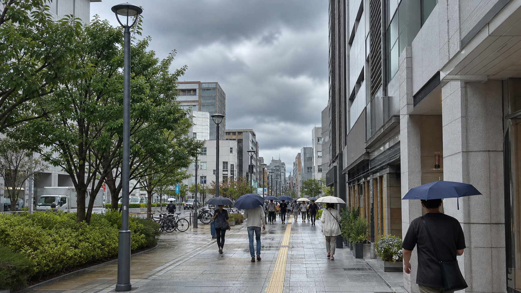 にわか雨の前の街並みと傘を持つ人々