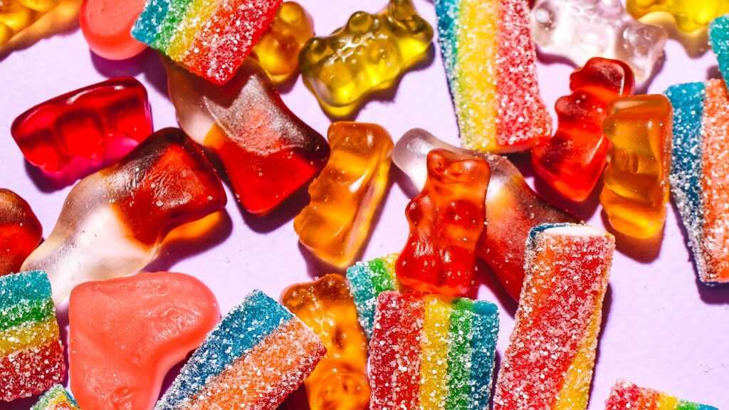 カービィ塩ラムネを探すイメージのカラフルなお菓子