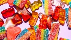 カービィ塩ラムネを探すイメージのカラフルなお菓子