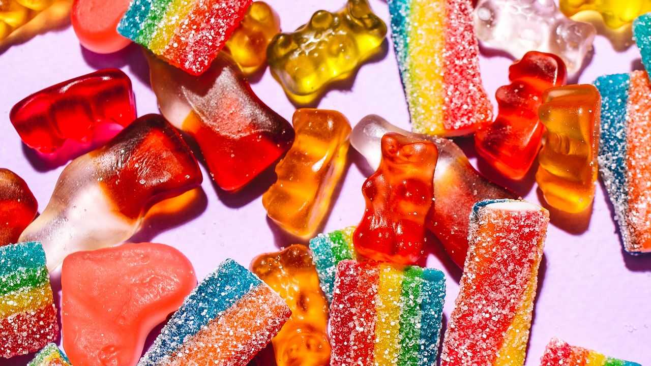 カービィ塩ラムネを探すイメージのカラフルなお菓子