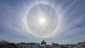 太陽の周りに見えるハロと薄雲の空