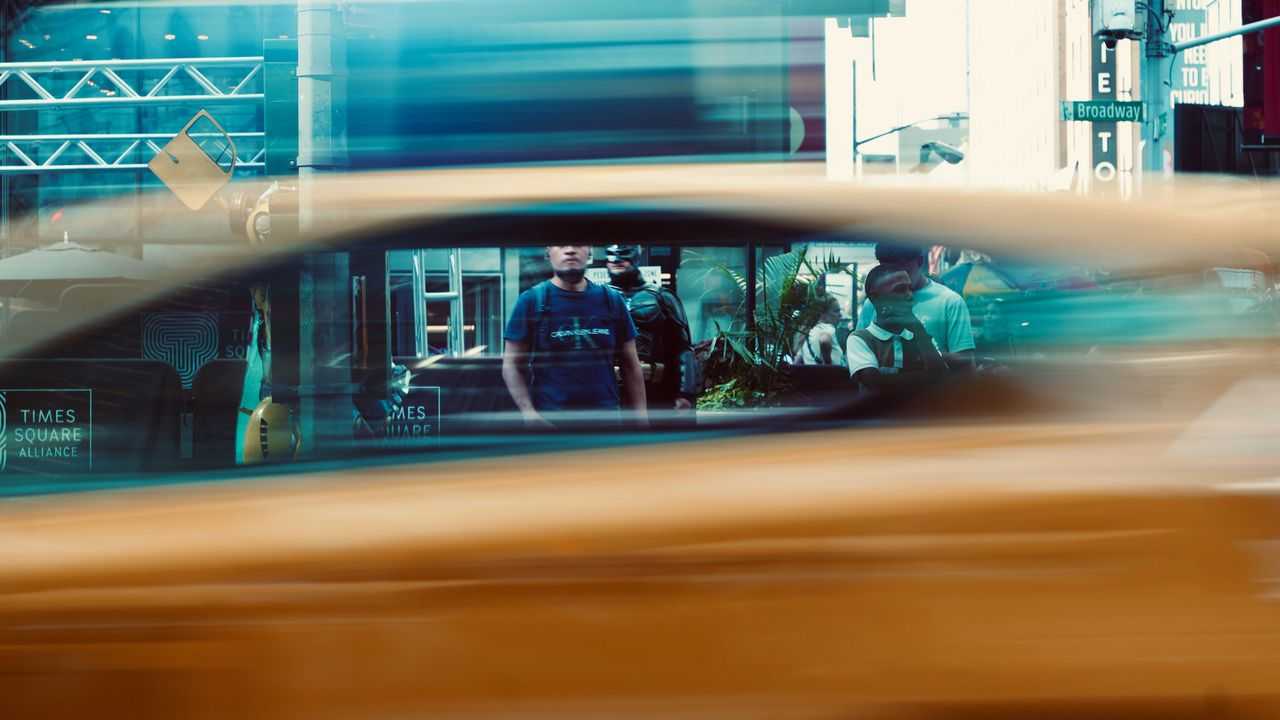 UberタクシーCMの概要をイメージした都市交通の画像