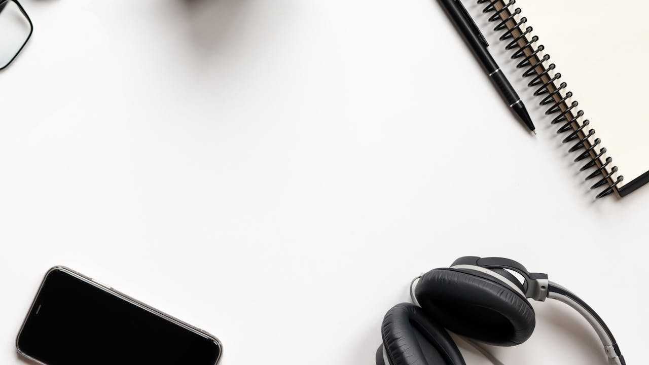 見逃し配信の予定をスマホとノートで確認するイメージ