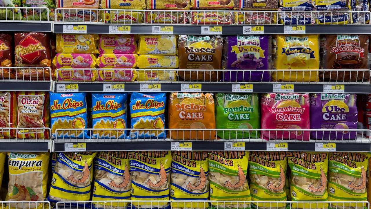 カービィ塩ラムネを店頭で探すお菓子売り場のイメージ
