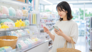 エニマイくじちいかわの売り切れ時に店舗とスマホを確認するイメージ