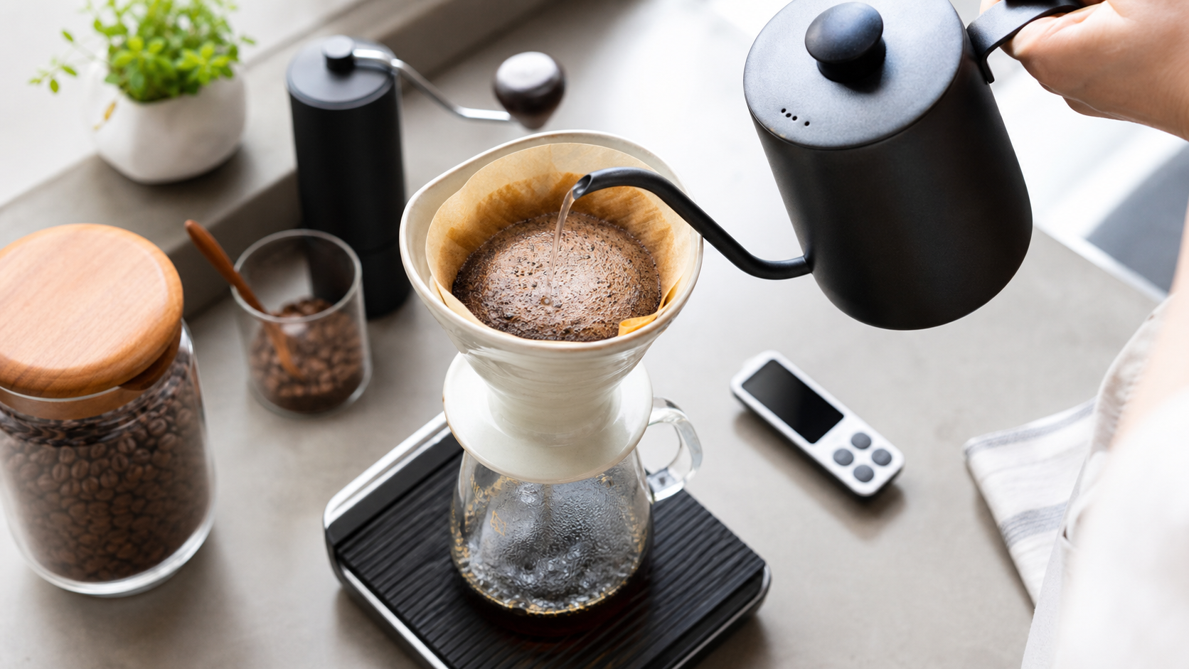 ハンドドリップでコーヒーを淹れる手元