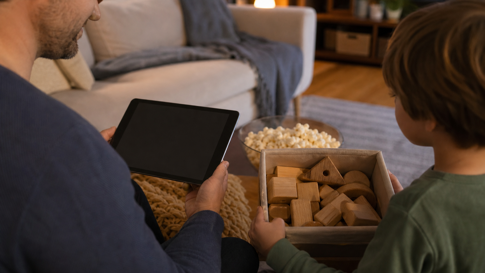 トイストーリー5の時系列復習でタブレットとおもちゃを比べる親子