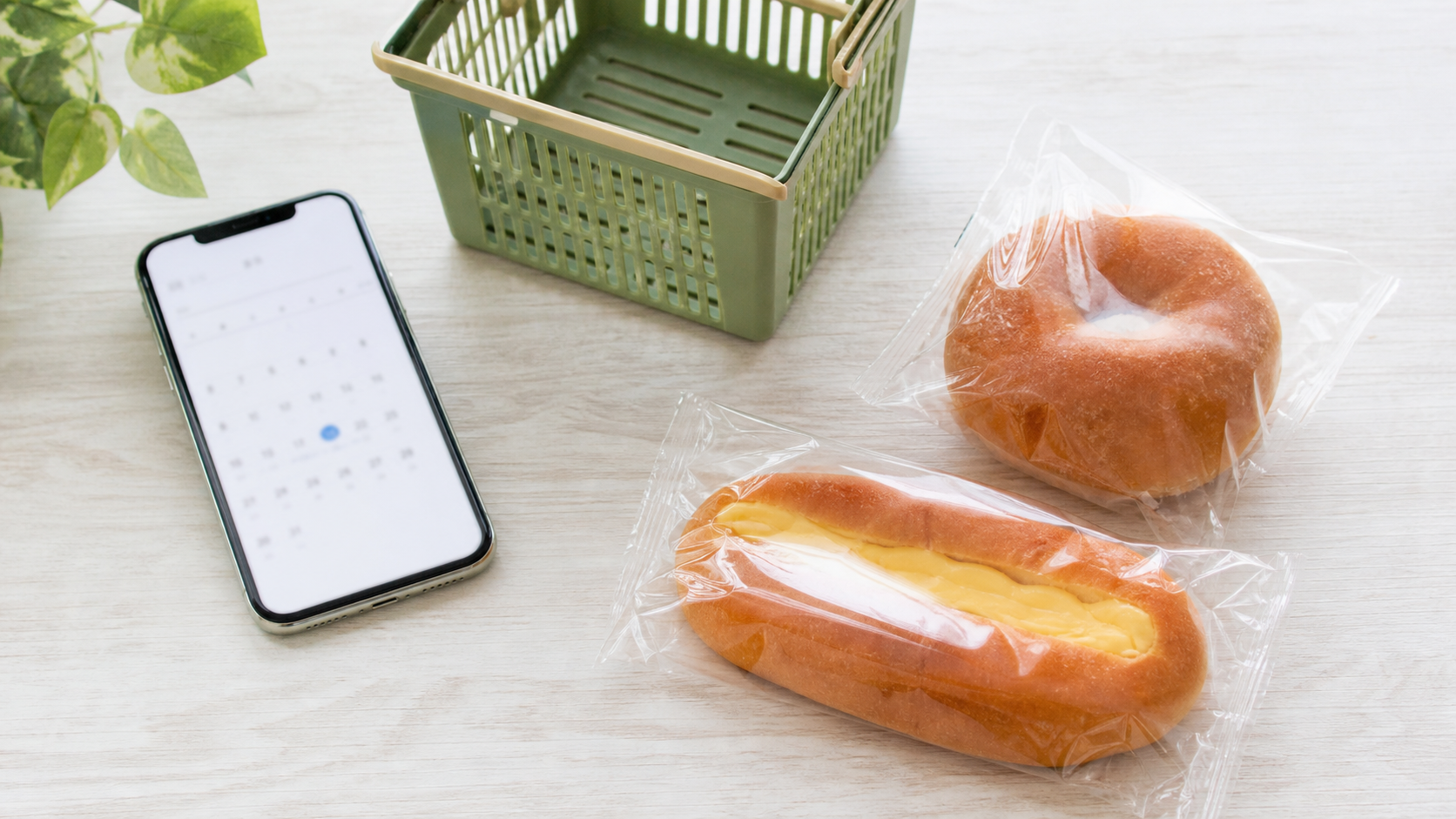 スマホとコンビニパンでファミマの超もっちりパンの販売期間を確認するイメージ