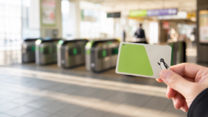 Suicaのペンギンはいつまで買えるかをイメージした交通系ICカードと駅