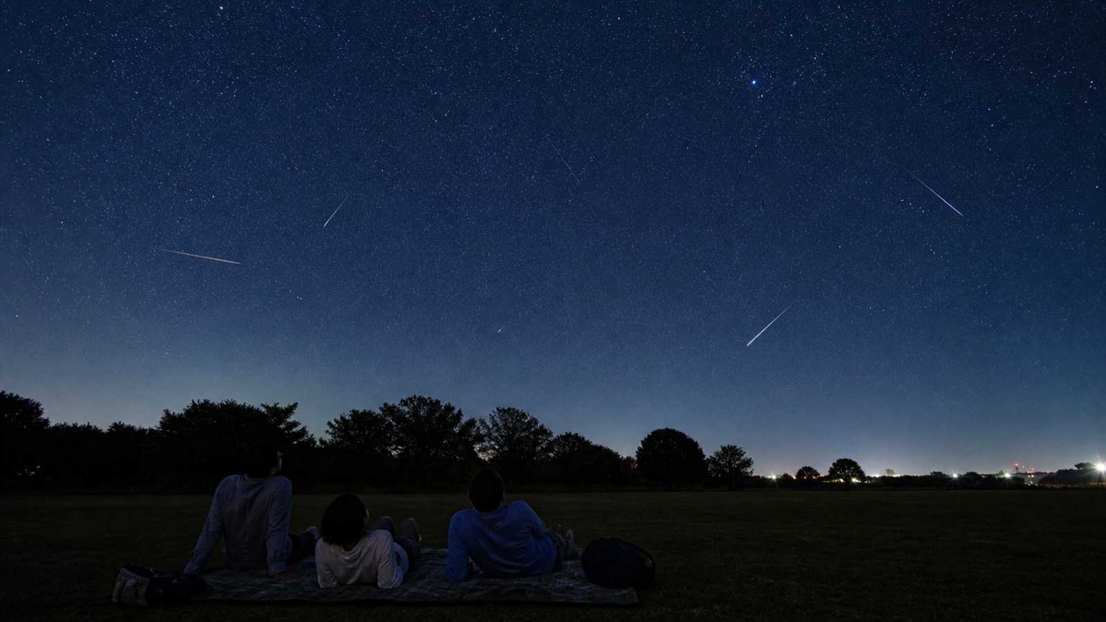ペルセウス座流星群2026が見える場所で空を見上げる人たち