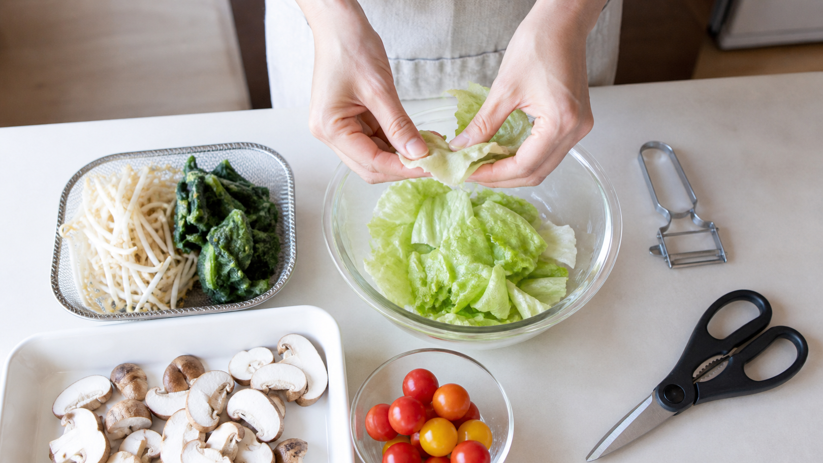 包丁を使わずレタスを手でちぎる包丁キャンセル調理