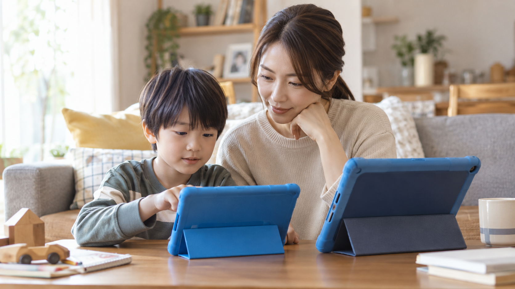 保護者と子どもがタブレットの使い方を相談するイメージ