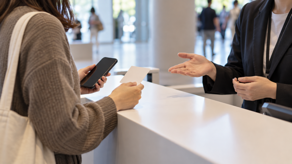スマートフォンの入場情報についてスタッフへ相談するイメージ