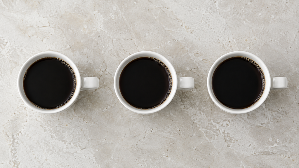 白い陶器のカップに入った3杯のコーヒー