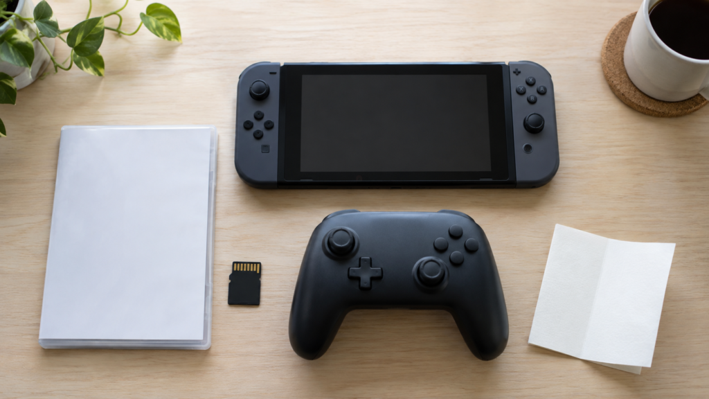 携帯ゲーム機とゲームケースとメモリーカードを並べた購入準備のイメージ