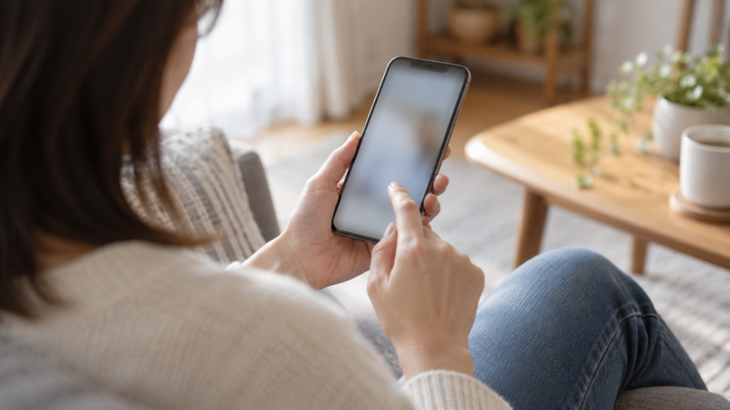 スマートフォンでフォローやアンケートを確認するイメージ